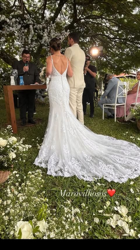 Cerimônia de casamento ao ar livre no jardim