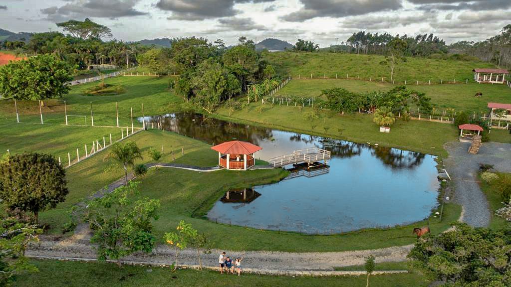 Vista aérea do lago, quiosque e gramados do Medeiros Garden
